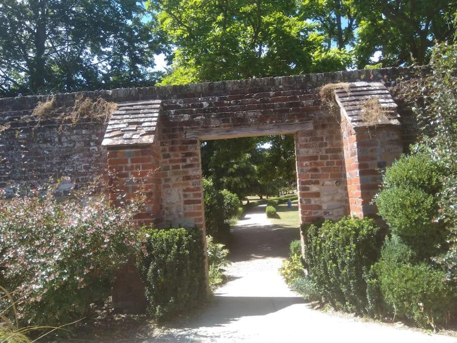 Welcoming Cottage In Chichester Near City Centre Екстер'єр фото